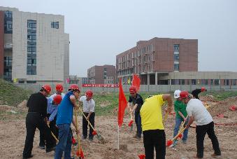 基建处处长宋照强、副处长魏保立、郑州市一建项目经理历巨龙、方大监理总监李守柱参加了开工仪式。